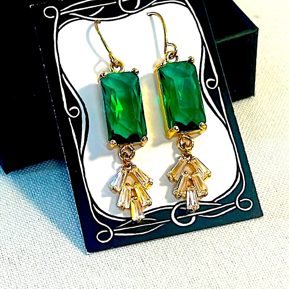 Emerald Green Gold Tone Earrings with Faux Green Emeralds NEW WITH TAGS/BOX - Picture 5 of 13